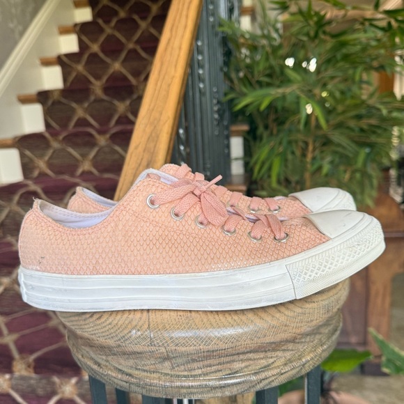 Converse ladies, pink, low top sneaker, lace up ladies size 9 - Picture 2 of 10